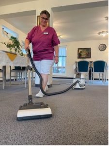 Daniela Kempter Using DELPHIN T8 at Haus Hubertus – Verified Healthier Air | Airmid Healthgroup Head of Housekeeping Daniela Kempter using the DELPHIN T8 at Haus Hubertus, supporting cleaner indoor air verified by Airmid Healthgroup.